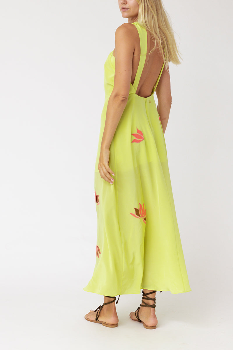 Vestido de seda amarelo com decote halter