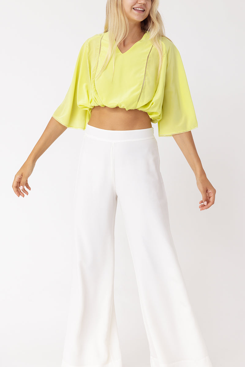 Camisa cropped com detalhes em renda